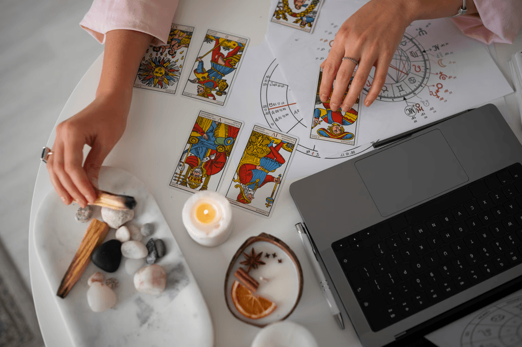 Una sessione di lettura con carte, cristalli e tema natale